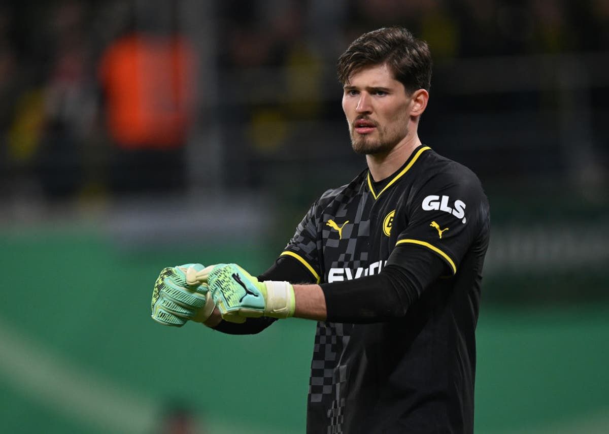 Manchester United eye Dortmund goalkeeper Gregor Kobel…