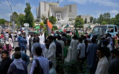 Thousands protest at Islamabad court over release of Imran Khan