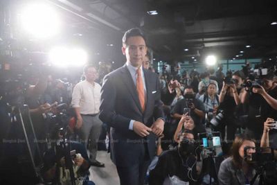 Senators want pro-monarchy PM