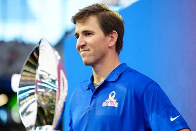 See it: Giants great Eli Manning chugs beer out of Stanley Cup