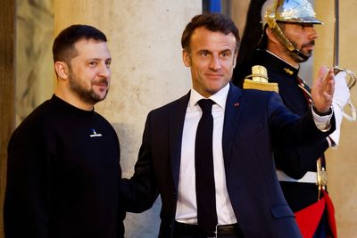 Macron: France open to training Ukraine fighter jet pilots