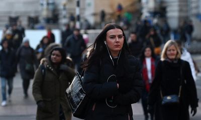 UK payroll numbers fall as unemployment rate rises to 3.9%