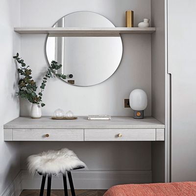 4 places you shouldn't place a mirror in a bedroom, and the 1 place you should