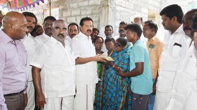 Spurious liquor deaths in Tamil Nadu | Ministers hand over solatium to kin of victims at Marakkanam
