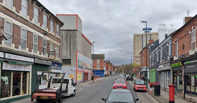 Teenager runs into Nottingham shop after being stabbed