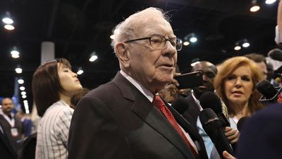Warren Buffett Grew His Biggest Stock Holdings In Q1, Tuned Bank Exposure