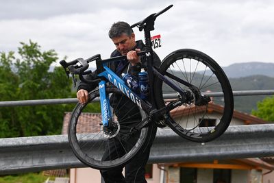 Will Barta's Canyon bike snaps in Giro d'Italia stage 10 crash