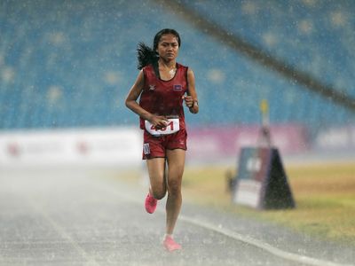 She finished last, but this runner won fans for not giving up in a pounding rain