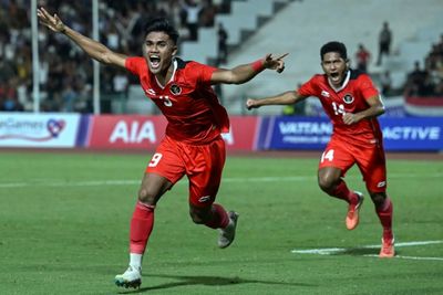 Four reds and two brawls as Indonesia clinch regional football gold