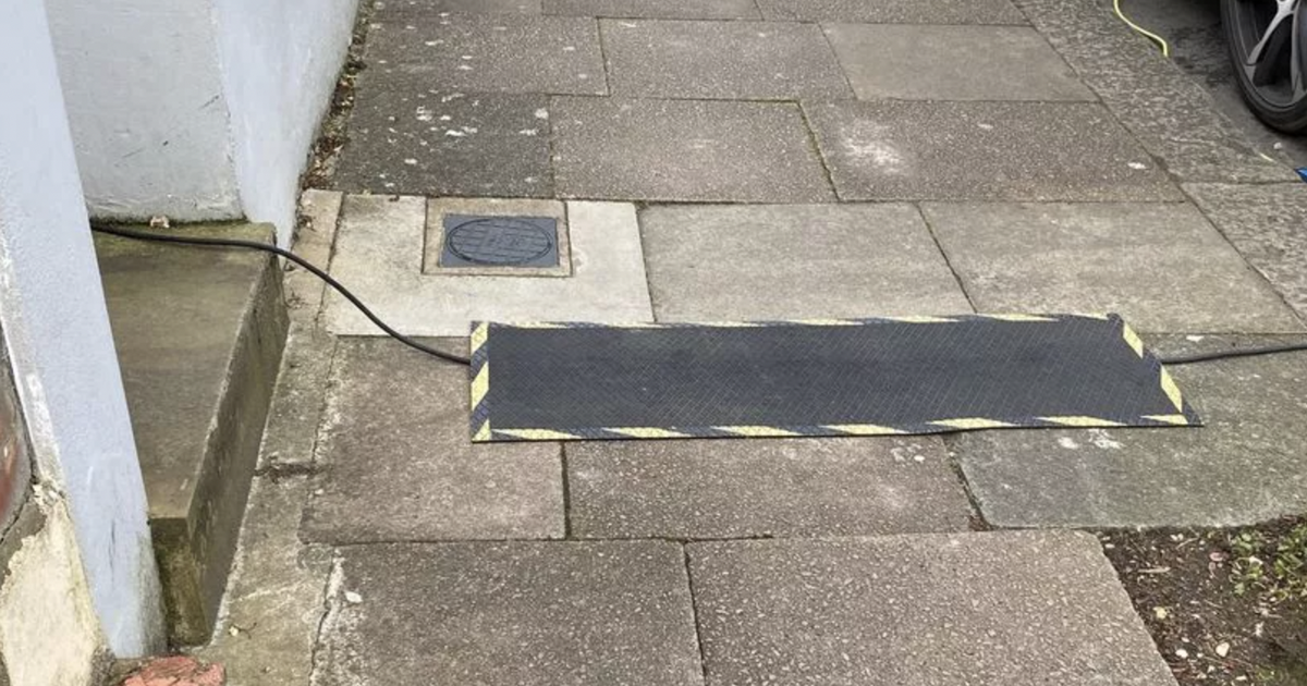 Charging picture sparks heated electric car debate on…