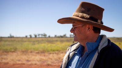 Pastoralists divided on gas industry, as NT government clears fracking in Beetaloo Basin