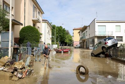 Nine dead in northern Italy floods, Formula One race called off
