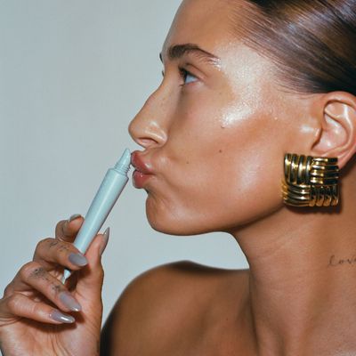 I just spent half an hour with Hailey Bieber—this is how she maintains *that* bob (and her glowing skin)