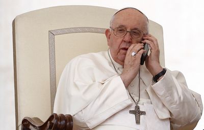 Pope pauses St Peter's Square audience to take phone call
