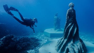 Museum of Underwater Art's 'ocean sentinel' sculptures sunk on Great Barrier Reef