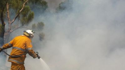 Bushfire emergency warning downgraded for blaze in Whitby in Perth's south-east