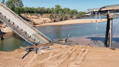 Demolition of Fitzroy Crossing bridge under way after Kimberley floods