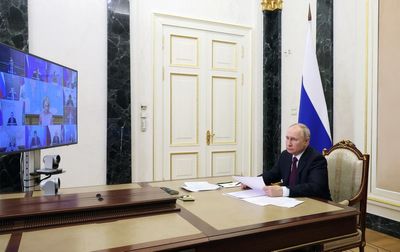 Putin clashes with own finance minister over damage done to Russian economy by oil sanctions