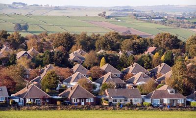 Sunak stands by pledge to protect green belt after Starmer housing comments