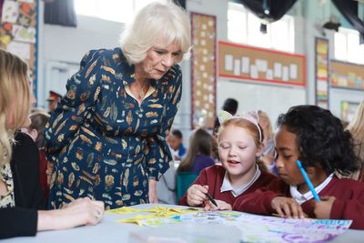 Queen joins pupils to draw cartoon version of coronation crown