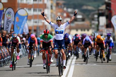 Vuelta a Burgos Feminas: Lorena Wiebes fastest in bunch sprint to win stage 1