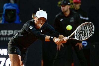 Iga Swiatek hoping to defend her French Open title despite thigh issue