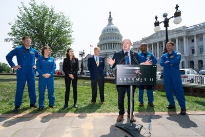 Flanked by moon mission astronauts, Kelly calls NASA the ‘Dolly Parton’ of government - Roll Call