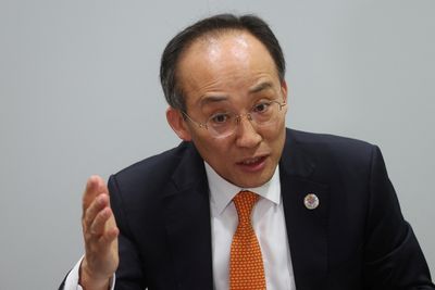 S.Korea finance minister, China ambassador to discuss economic cooperation