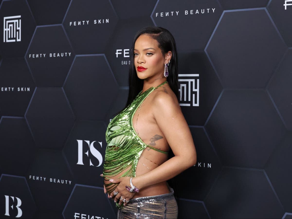 Rihanna shares stunning photos from nude maternity…