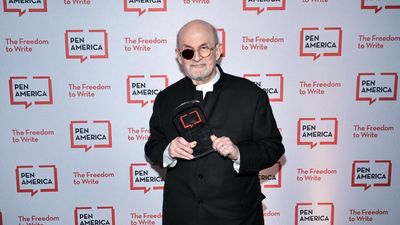 Salman Rushdie accepts PEN America award in first appearance since stabbing