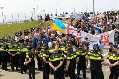 Russia-Georgia flights resume despite protests, strained ties