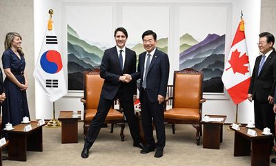 Trudeau’s wide-stance pose with Korean politician splits critics