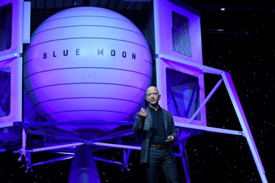 NASA announces that Bezos’s Blue Origin will build moon lander