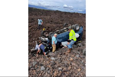 Hawaii's governor, who is also a doctor, stops to help at site of crashed vehicle