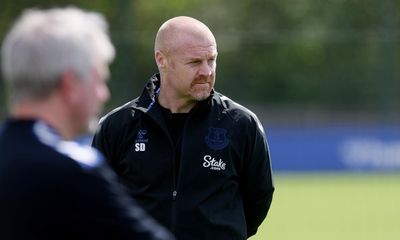 Dyche tells Everton players to ignore ‘noise’ and embrace Wolves chance