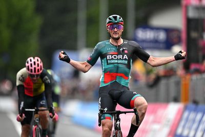 As it happened: Denz edges out Gee for Giro d'Italia stage 14 victory