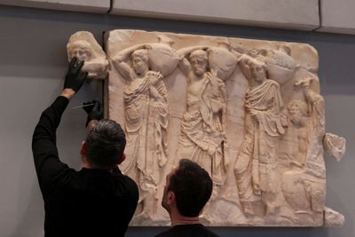 Greece recovers hundreds of looted antiquities