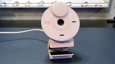 Logitech Brio 300 Webcam Review: Cheap Price, Mediocre Output