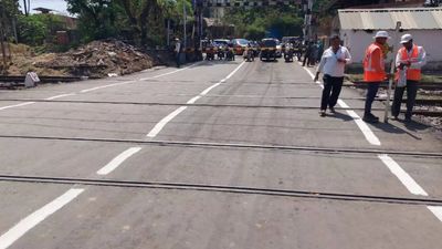 Central Railway makes improvements to level crossing near Titwala station in Kalyan