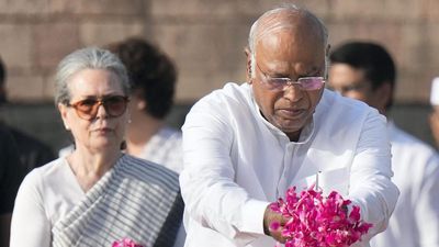 Sonia Gandhi, Mallikarjun Kharge pay homage to former PM Rajiv Gandhi on his death anniversary