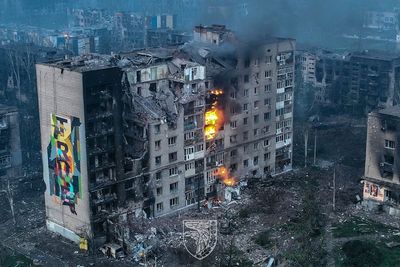 Ukraine war – live: Kyiv aims to ‘encircle’ Putin’s troops in Bakhmut as Russia claims to have captured city
