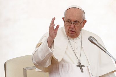 Pope calls for rival Sudanese parties to lay down arms