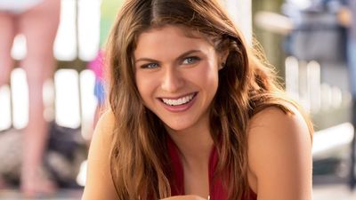 I Have No Idea What To Call This Dress Alexandra Daddario Is Wearing, But I'm Here For The Fan Comments Comparing Her To A ‘Melted Marshmallow’