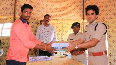 Chittoor SP distributes study material to SI, constable candidates