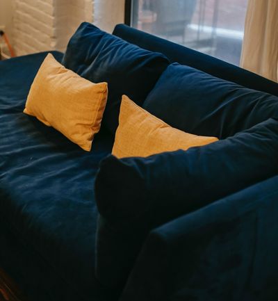 How an (allegedly) $8,000 blue couch taken off an NYC street set Twitter ablaze