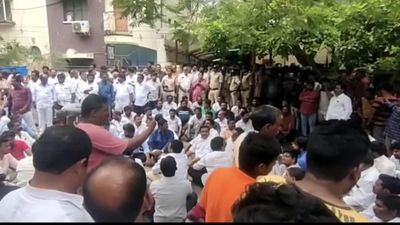 Y.S. Vijayamma calls on Avinash Reddy’s mother in Kurnool hospital