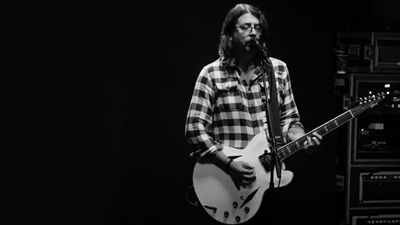 Dave Grohl plays a white Gibson DG-335 custom signature guitar as Foo Fighters debut new song Nothing At All