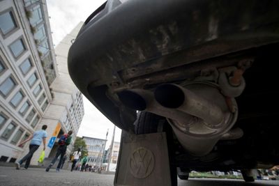 Eight EU countries oppose bloc's car emissions limits