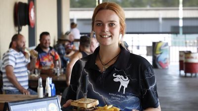 Worker shortage ends in NT pubs as backpacker visa changes see travellers flock to hospitality