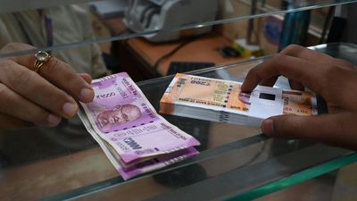 ₹2,000 notes reach banks amid hiccups